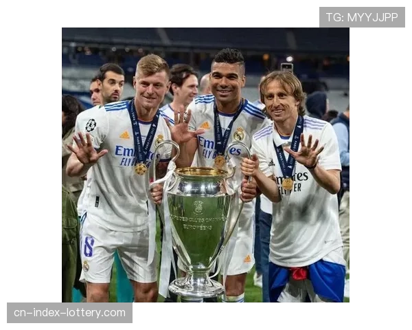 致敬传奇，伯纳乌与安联球场在同一天为离世的足球名宿举行默哀仪式